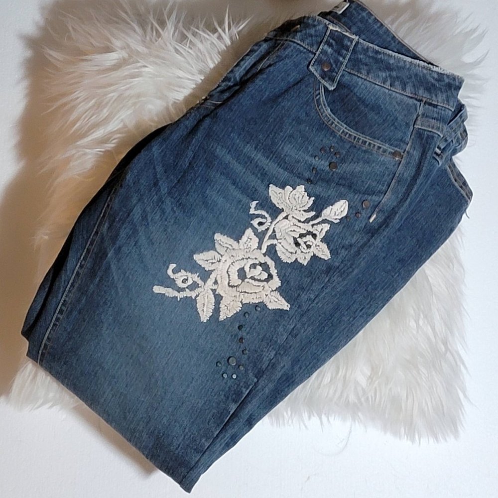 Mixit Dark Wash Cropped Jeggings. Embroidered flowers! Size 8 Petite - Picture 1 of 9